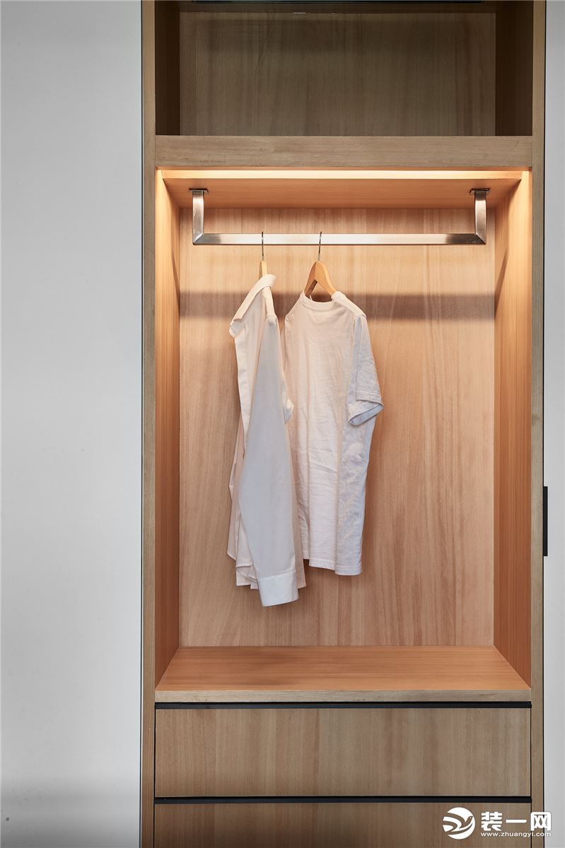 在整面的衣柜设计中，留出部分开放式的衣柜空间，穿插的材质和颜色的搭配，都让空间变得更为灵活，随手换洗