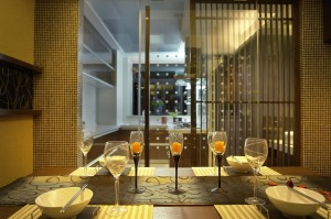 餐廳大面積采用木質設計，中式吊燈、掛畫、餐桌椅，和諧統一的表達出設計之初業主對家的居住訴求。