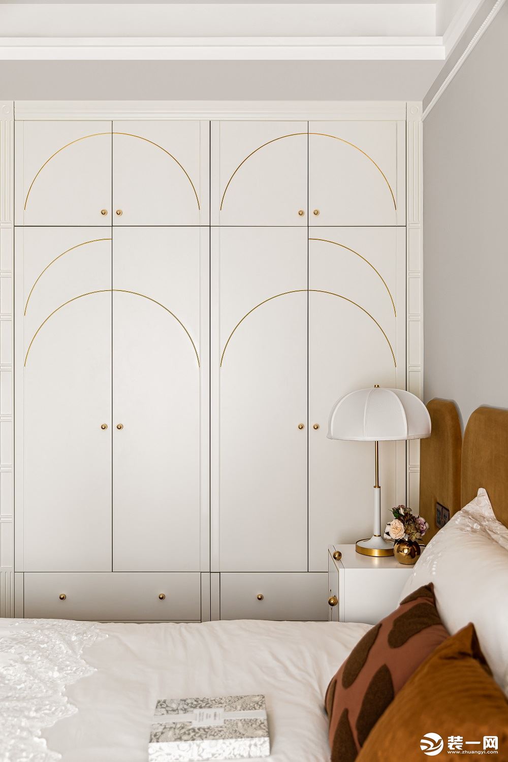 米白色柜门镶嵌极窄金属条极具个性与观赏性.