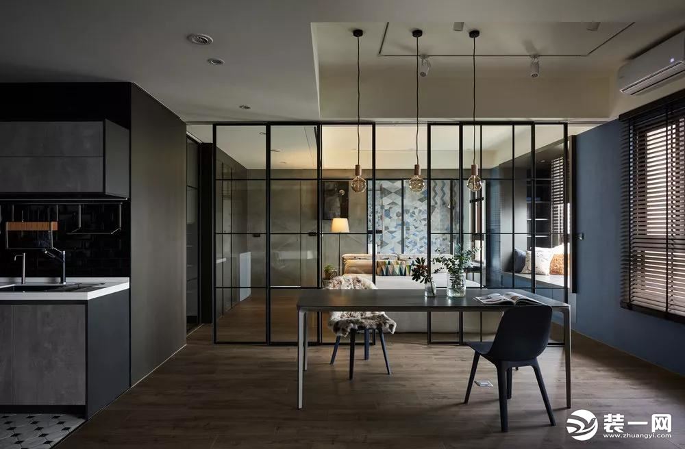 主卧和餐厅之间采用双重玻璃设计，即发挥出隔断的功能，又可以延伸整体的空间感。