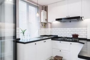 黑色的大理石台面和白色的橱柜是经典搭配，清洗区、烹饪区分区明显。
