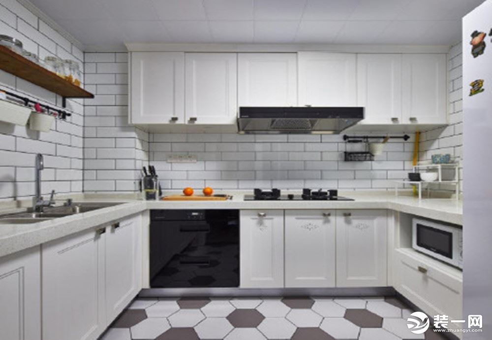 厨房的设计，简约却不简单，实用的同时要考虑舒适感。