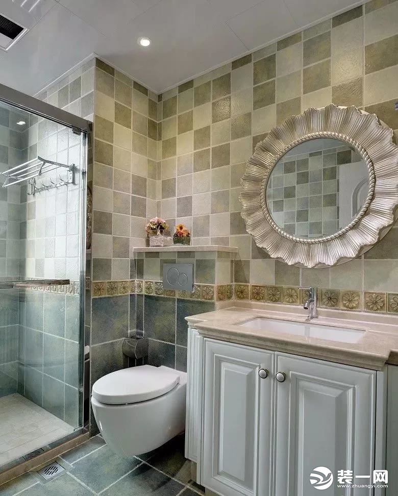 卫生间 卫生间墙脚以仿古蓝墙面，中间贴着花纹腰线，墙身则是白+褐的仿古砖，白色洗手盆搭配一只太阳造型