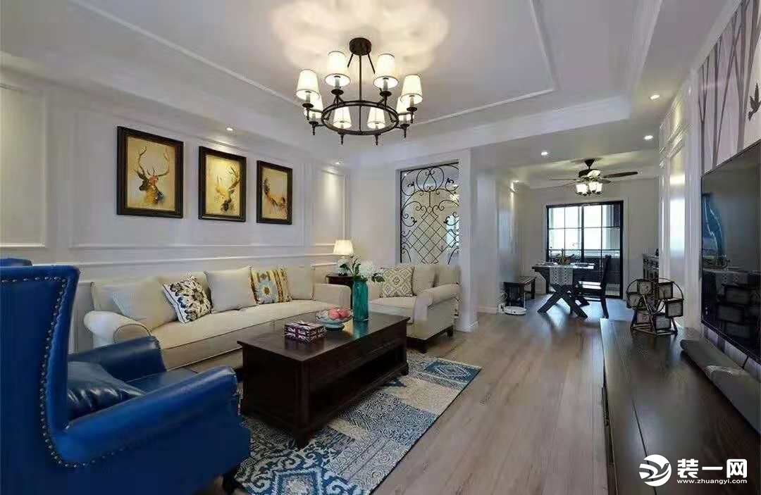 客厅地面采用复古砖加角花做拼花造型，搭配极简无修饰顶面，一盏美式吊灯增添层次感。