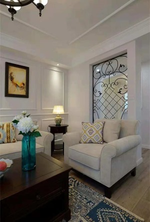  家具选用经典HH款型，浅灰色沙发背景用石膏线打造了护墙板效果，与家具颜色形成鲜明的对比，优雅沉稳