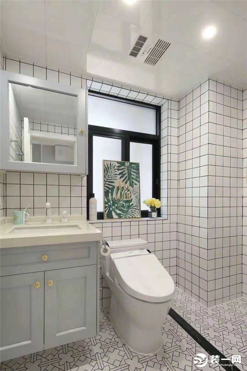 卫生间的墙面铺设小白砖，地面花砖中嵌入了一条挡水条，用来划分出淋浴区，打造出一个干净舒心的卫浴空间。