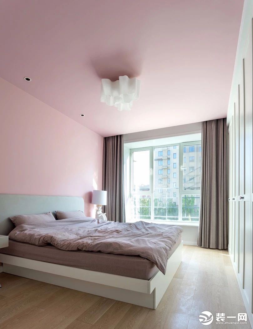 主卧，灰粉色从床头背景延伸到房顶，有强烈的整体感，大面积的衣柜充分满足收纳需求。