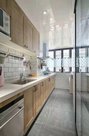 ?廚房寬度也不是很足，所以做了一字型的櫥柜，把迷你的生活陽臺包進了廚房，洗衣機和灶臺放在靠窗的位置。