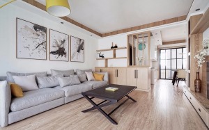 客厅使用大量的原木元素打造舒适柔和的居住感受，门厅与客厅之间用了一组储物柜结合木质隔断的做法来区分。