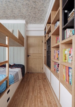 另一侧定制了满墙的书架与储物柜，满足小孩学习成长过程中的使用。
