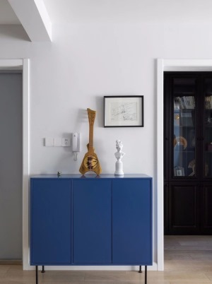 门厅的蓝色鞋柜和客厅色调统一。