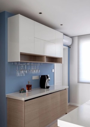 配餐柜和櫥柜統一設計，讓餐廚區顯得更加連貫、完整。