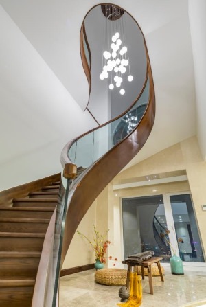 樓梯廳：蜿蜒的弧度使樓梯更顯優美。