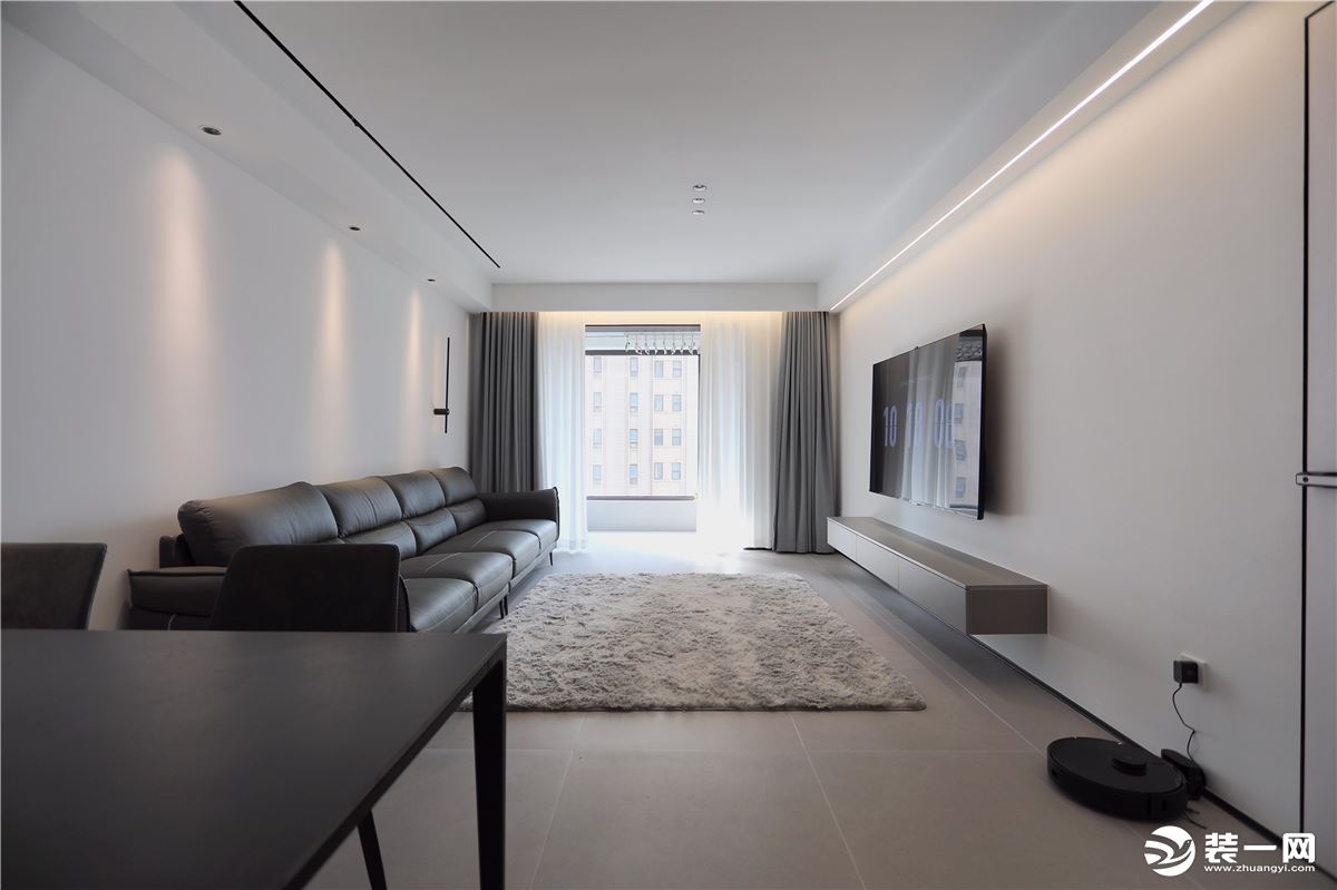 为了打造极简的家居环境，地板通铺灰色系800*800柔光砖柔光地砖，提升了空间的高级氛围感。
