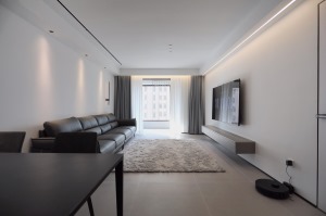 为了打造极简的家居环境，地板通铺灰色系800*800柔光砖柔光地砖，提升了空间的高级氛围感。