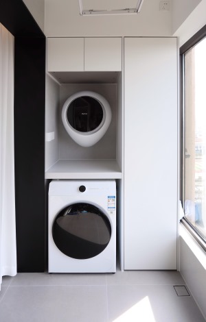 阳台一侧定制收纳柜，将洗衣机嵌入其中，显得阳台更加整齐与整洁。