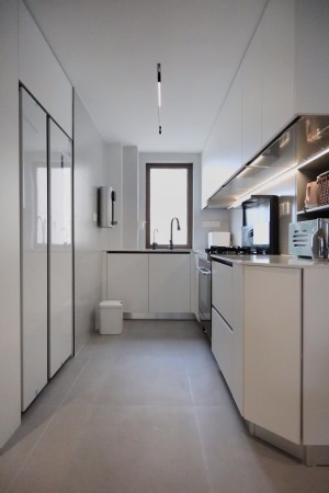 厨房巧妙设计半隐式，利用转角空间与玄关相连，定制顶天拐角柜，提升收纳容量的同时还可根据生活转变使用