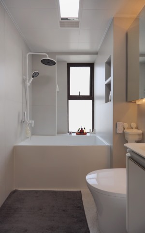 淋浴区设计了浴缸+淋浴的组合,提高空间利用率，非常节省空间。