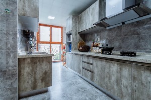廚房的利用率達到最大化，櫥柜的設計使得廚房面積更大，操作也更加便捷，清一色的原木材質將品質感體現的淋