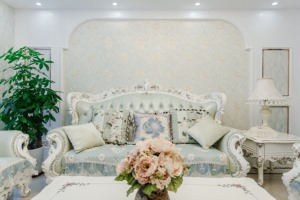 这套简欧风格里，蓝色和白色在这里就是主角，沙发、窗帘、吊灯和谐搭配，没有一丝一毫的不称。茶几典型的欧