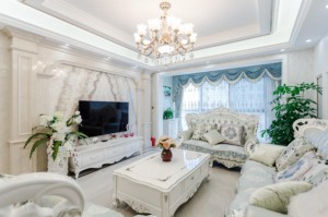 水晶灯饰是简欧装修中最亮眼的部分之一，质感、造型十足的沙发与石材电视背景墙十分和谐，经过灯光的照射，