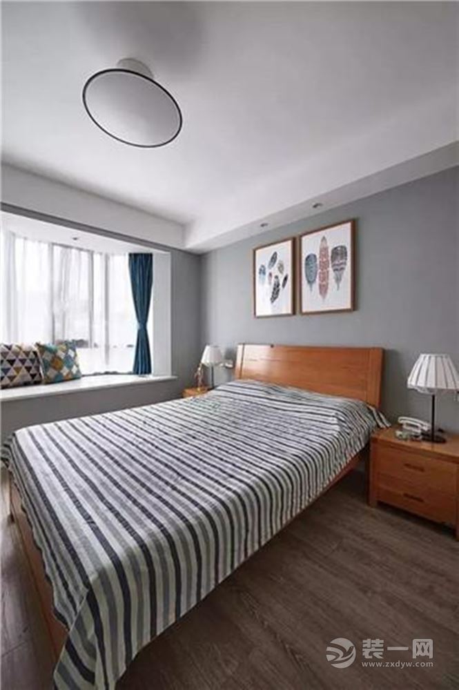次卧-以干净的有色乳胶漆和简单的原木家具搭配，整个卧室呈现出自然简约的气氛。