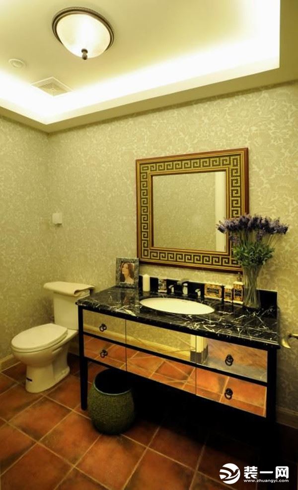 浴室-利用以小见大的的装饰技巧，温馨自然的同时营造出浓郁的度假之风。
