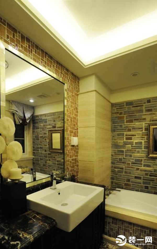 浴室-米色调的整体色彩呼应了整体空间设计，差异化的小方装拼就而成的嵌入式墙壁