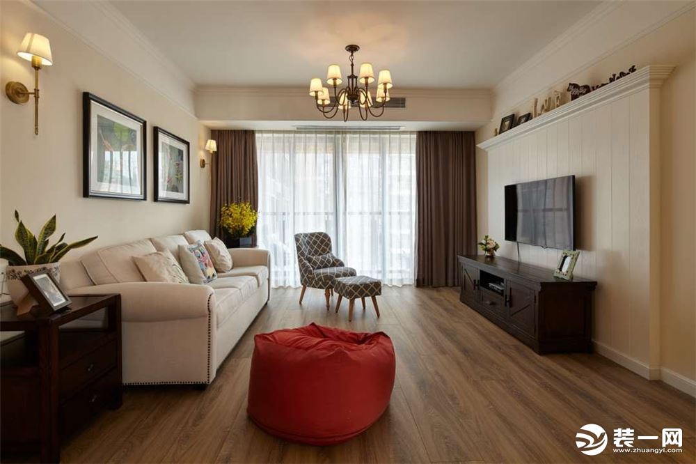 客厅休闲区，沙发墙没有做复杂的造型。