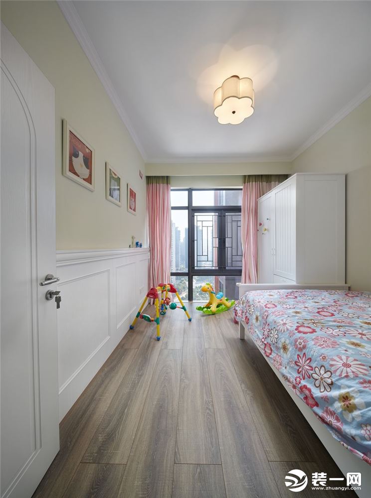 儿童房是浅苹果绿的墙漆加上鲜艳的床品使整个房间更清新可爱。