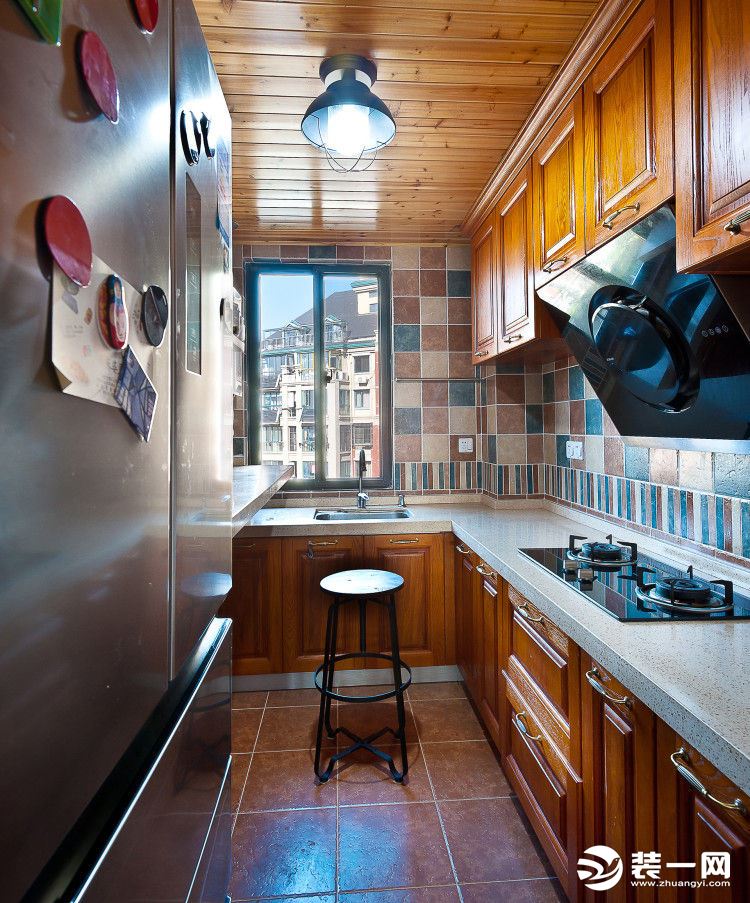 厨房的木质吊顶和橱柜保持一致的色调，配上黑色铁艺复古灯，森系的感觉无处不在