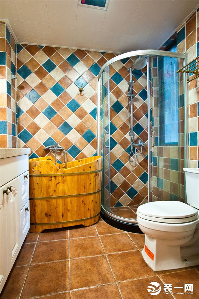 卫生间带中式古典韵味的浴室门一样，耐人寻味
