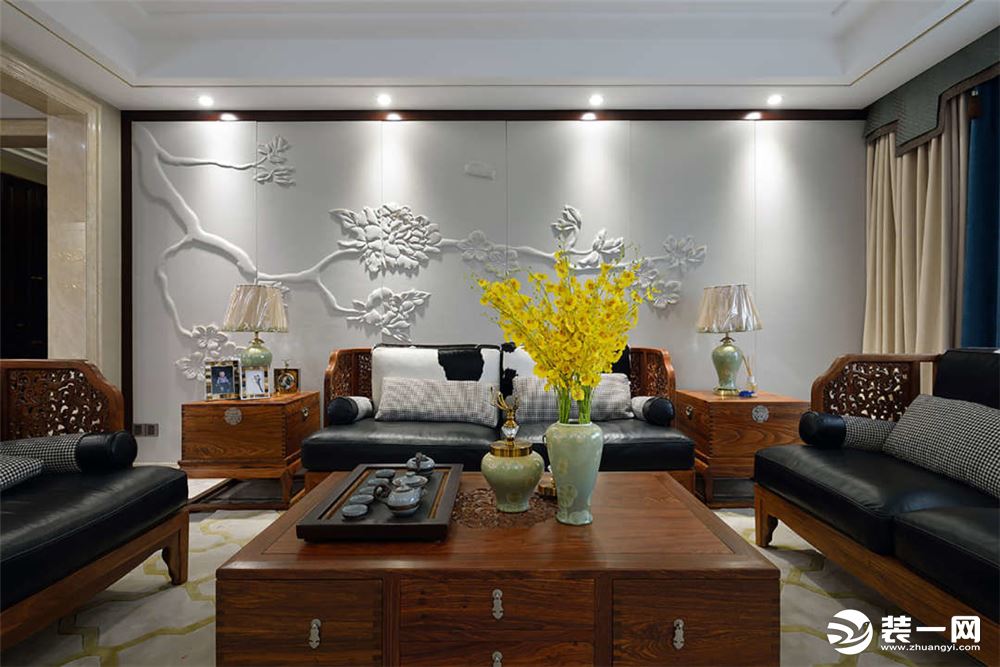 客厅沙发背景考虑的是带有中式元素的软包，配合电视背景的大理石，给空间带入温度。