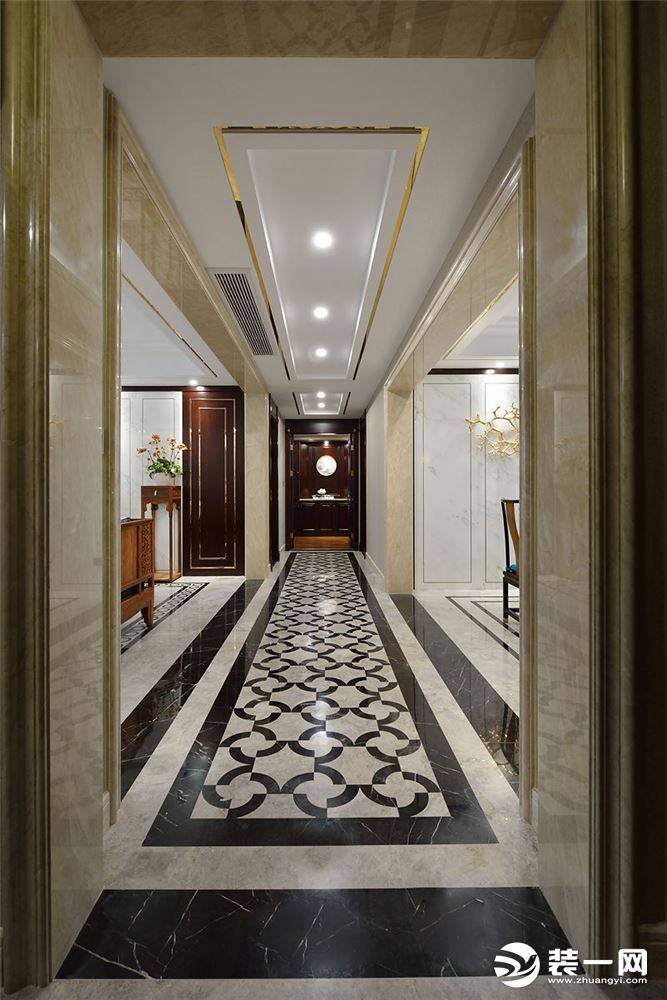 走廊端景，采用中式传统的上下对称设计手法