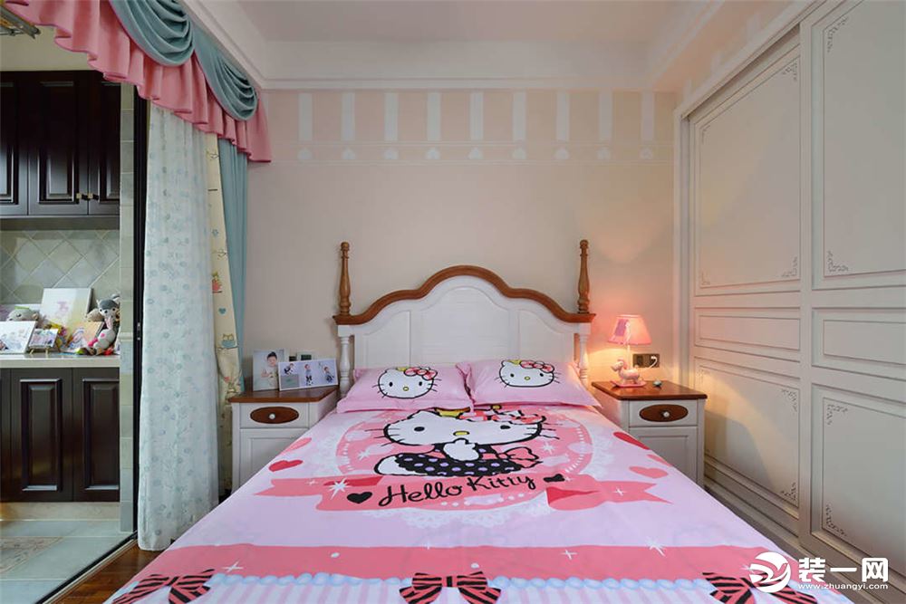 儿童房的设计，更多的是迎合妹妹的爱好，以粉色为主题。