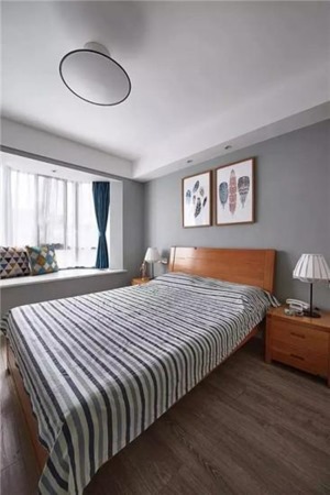 次卧-以干净的有色乳胶漆和简单的原木家具搭配，整个卧室呈现出自然简约的气氛。