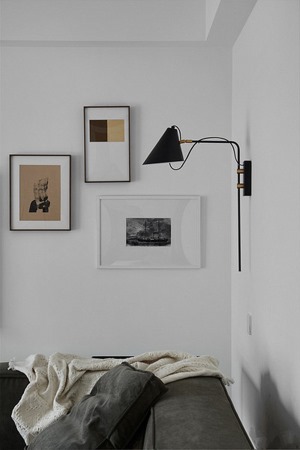 客厅沙发一角墙上壁灯，也可设置为阅读角