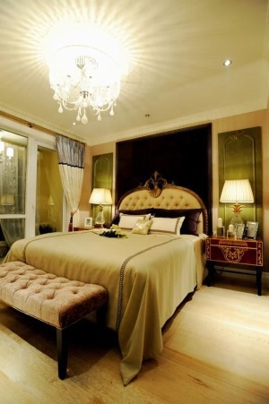 卧室以米色调的应用同时也是俄罗斯家居风格中浓彩重抹的一笔，实木地板搭配米色的饰物。