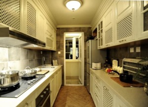 厨房选用白色格栅橱柜，即有透气感又使整个房间都散发着清爽而干净的气息。