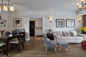 客厅传统美式造型复杂、颜色浓重，而现代人更追求现代简约的居住风格。