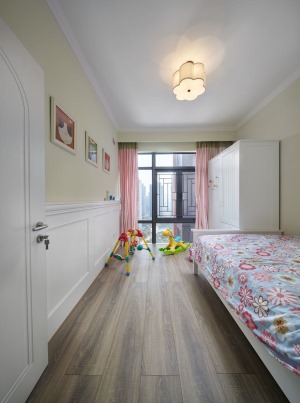 儿童房是浅苹果绿的墙漆加上鲜艳的床品使整个房间更清新可爱。