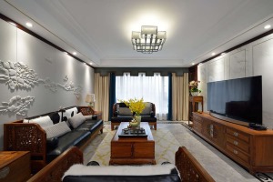 客厅透过纱帘，是一面大落地窗，将光线引入到客厅空间