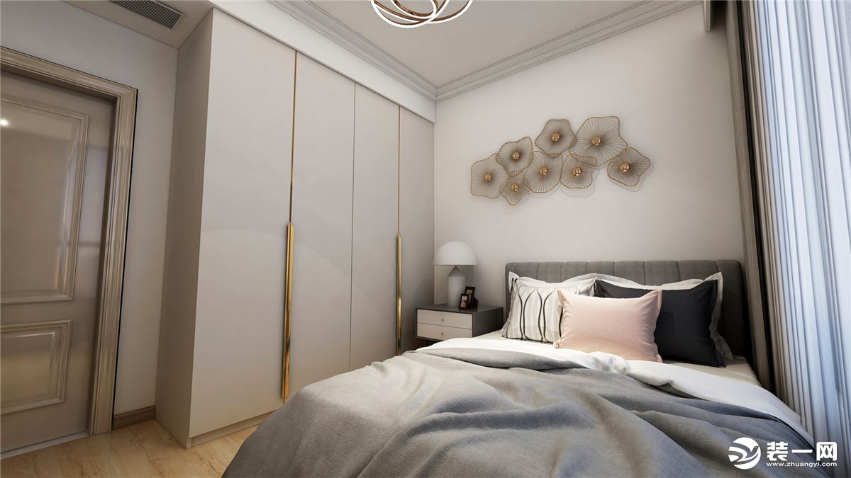 次卧相对来说就比较简单干净，一张双人床和衣帽柜是卧室的标配，金属线条组成花朵模样，装饰着本身单调的墙