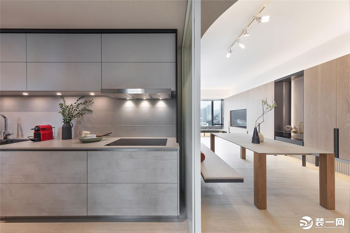 厨房内部的收纳柜选择浅灰色设计和白色的台面较为搭配。上方收纳柜下面设计筒灯照明，相对天花板的吸顶灯来