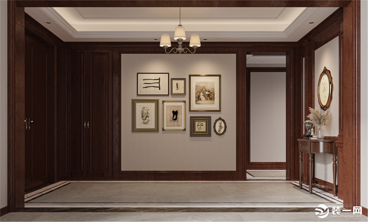 入户有一个正对的门厅，玄关柜的设计不那么繁杂，简单的古典家具搭配。侧墙则是选择大小，形状不一的装饰画