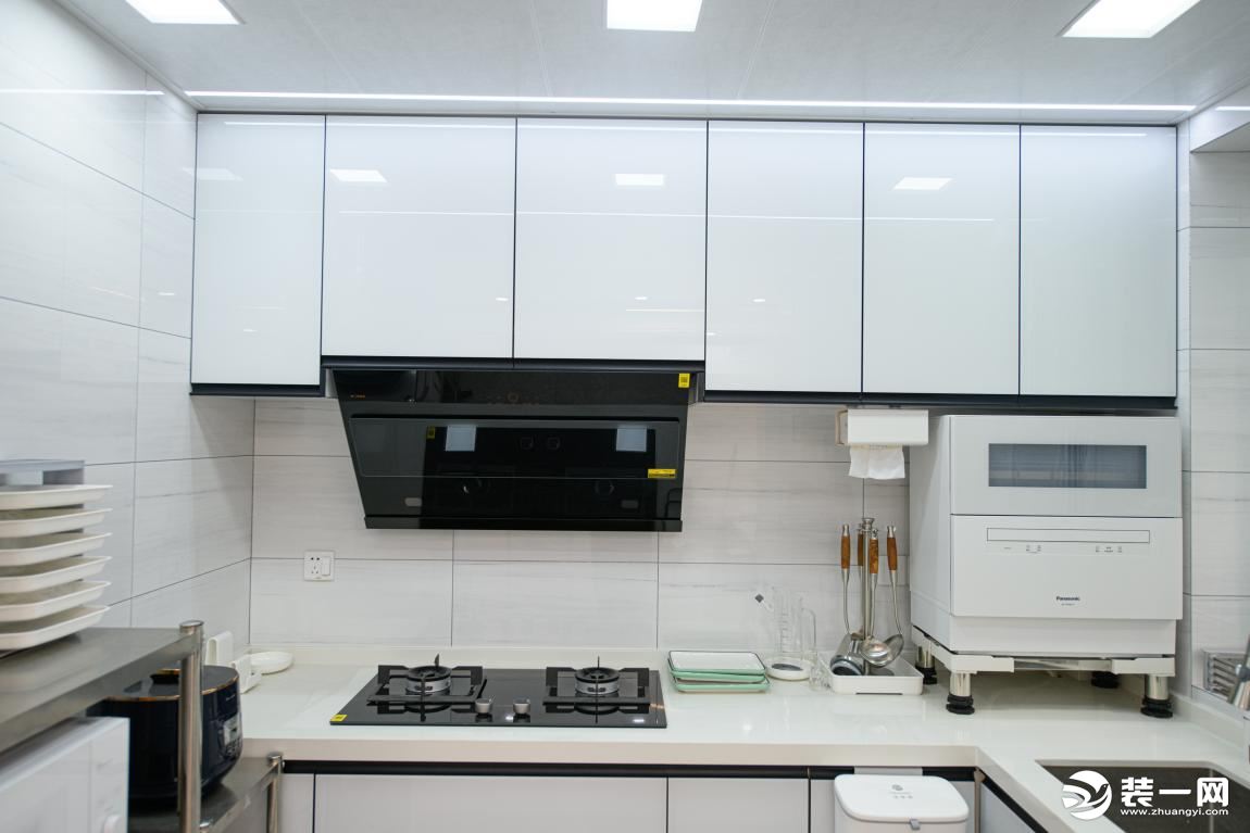 双开门的冰箱放置在餐厅位置，给本身拥挤的厨房腾出了一定的空间。白色的大理石台面干净整洁，贴心的厨房纸
