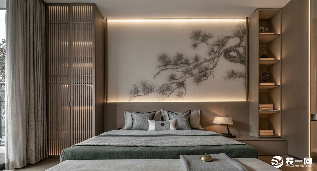主卧的中式气息浓厚，床头背景墙以一幅迎客松立体化作为设计，十分的好看。床头两侧一个是展柜设计，一个是