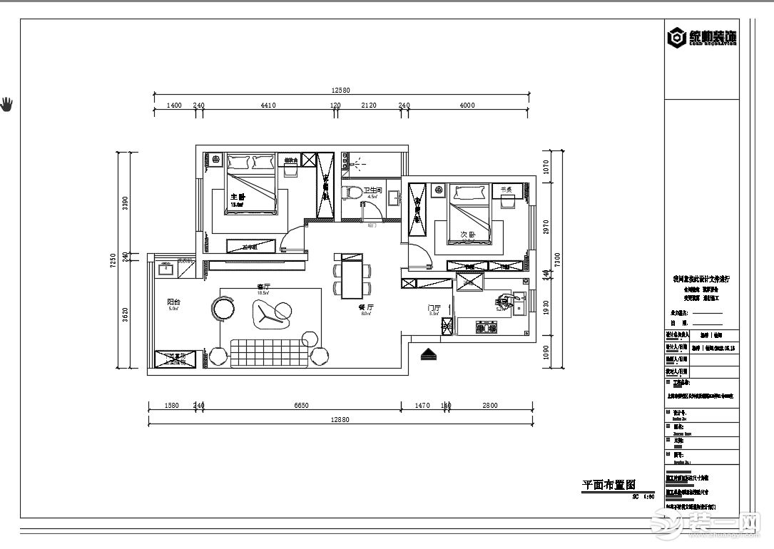 平面图中，设计师在原有户型基础上做设计，进门右侧就是厨房，客餐厅做一体化设计，将每一处的空间都利用到
