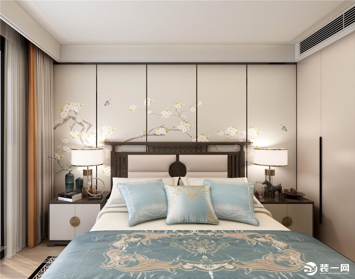 主臥以淺色護板墻做設計，為減少室內純色的單調感，護板墻上增加畫飾，簡潔又美觀性十足。胡桃木床體搭配淺