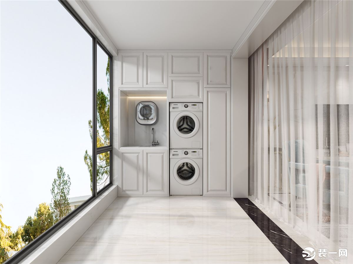 阳台选择了洗衣烘干机叠放设计，外加一台挂壁洗衣机将空间利用到极致，这样无论大小、内外的衣物都有了合适